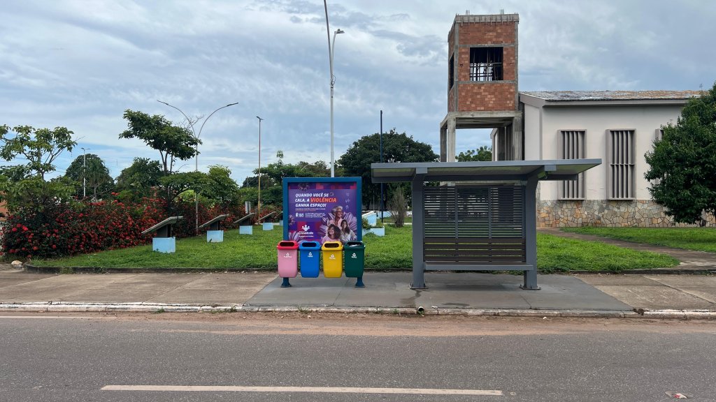 Prefeitura instala adesivos de conscientização nos pontos de ônibus